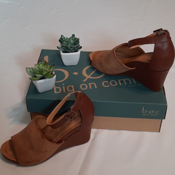 ‼️FINAL PRICE‼️NWB b.o.c. Wedge Heels Size 8